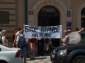 Demonstrace před radnicí Prahy 5 za záchranu parku Na Pláni (zdroj: PřáteléMalvazinek.cz, 20. 6. 2013)