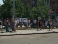 Demonstrace před radnicí Prahy 5 za záchranu parku Na Pláni (zdroj: PřáteléMalvazinek.cz, 20. 6. 2013)
