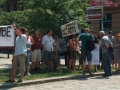 Demonstrace před radnicí Prahy 5 za záchranu parku Na Pláni (zdroj: PřáteléMalvazinek.cz, 20. 6. 2013)