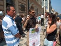 Demonstrace před radnicí Prahy 5 za záchranu parku Na Pláni (zdroj: PřáteléMalvazinek.cz, 20. 6. 2013)