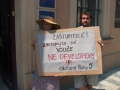 Demonstrace před radnicí Prahy 5 za záchranu parku Na Pláni (zdroj: PřáteléMalvazinek.cz, 20. 6. 2013)