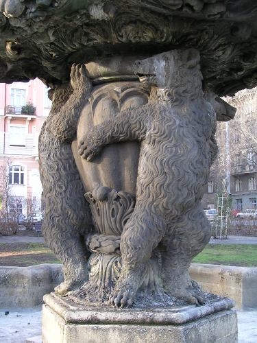 Detail medvědů držící mísu fontány (zdroj: Smíchov.blog.cz)