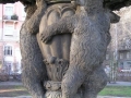 Detail medvědů držící mísu fontány (zdroj: Smíchov.blog.cz)