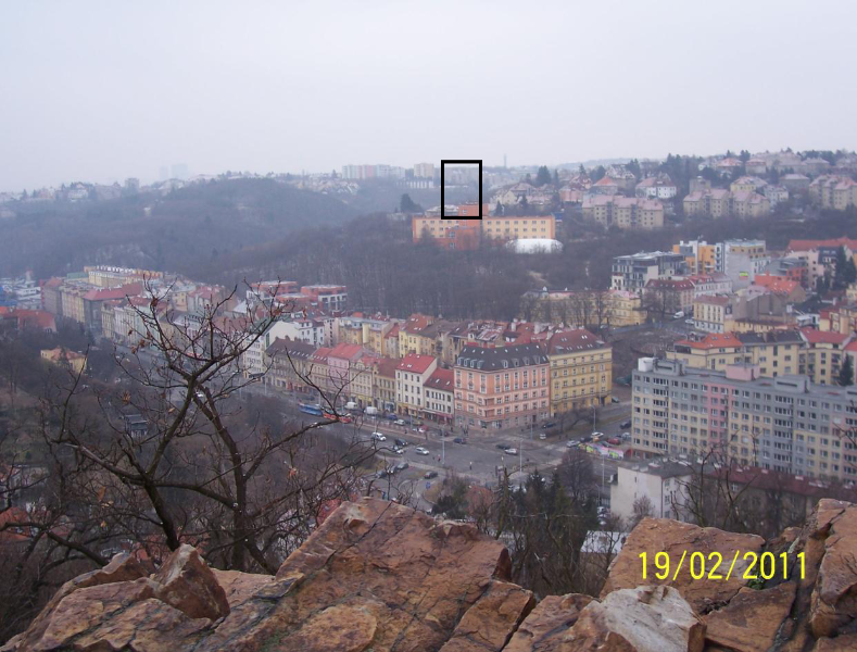 A asi takto by se mohl komplex 7patrových budov na horizontu města „vyjímat“. Pohled je z protější Skalky (autor: Drahomír Bárta, 19. 2. 2011)
