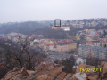 A asi takto by se mohl komplex 7patrových budov na horizontu města „vyjímat“. Pohled je z protější Skalky (autor: Drahomír Bárta, 19. 2. 2011)