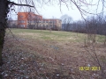Školní hřiště, na kterém má „domov pro seniory“ stát (autor: Drahomír Bárta, 19. 2. 2011)