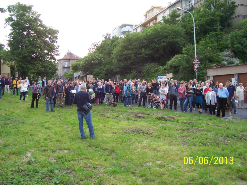 Demonstrace proti výstavbě Na pláni (6. 6. 2013)