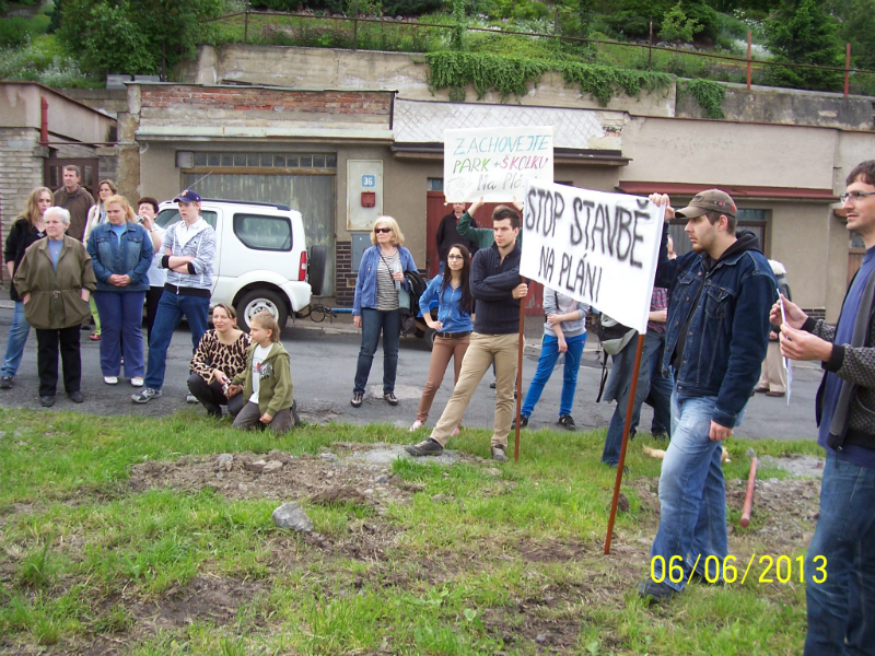 Demonstrace proti výstavbě Na pláni (6. 6. 2013)