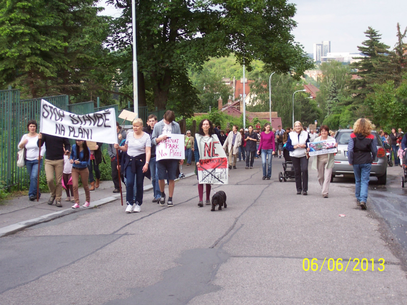Demonstrace proti výstavbě Na pláni (6. 6. 2013)