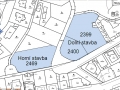 Ortofoto z Katastru nemovitostí - na zvýrazněné parcele 2469 má stát horní budova B, na zvýrazněných parcelách 2400 a 2399 dolní budova A