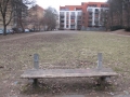 Poničená lavička v zanedbaném v parku (autor: Markéta Fléglová, březen 2013)