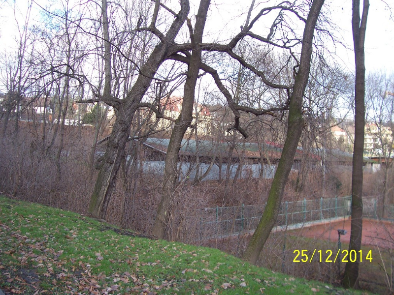 Tady všude by měly stát nové obytné domy - pohled od západu (autor: Drahomír Bárta, 25. 12. 2014)