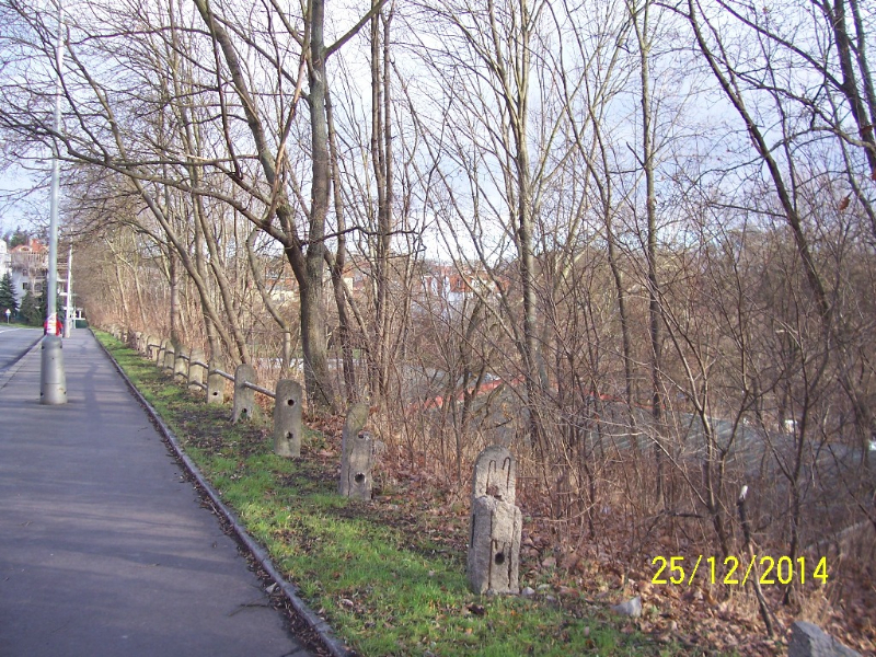 Tady všude by měly stát nové obytné domy - pohled od severu (autor: Drahomír Bárta, 25. 12. 2014)