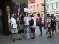 Má vychytané označení, že vybírá podpisy, plus dvoje pevné desky s přivázanou propiskou