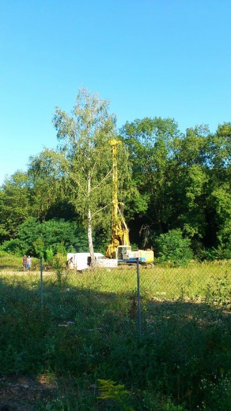 Začíná se stavět vila Diamantica i přes protesty občanských sdružení a mnohých obyvatel Prahy 5 (zdroj: Prokopské a Dalejské údolí, 15. 8. 2013)