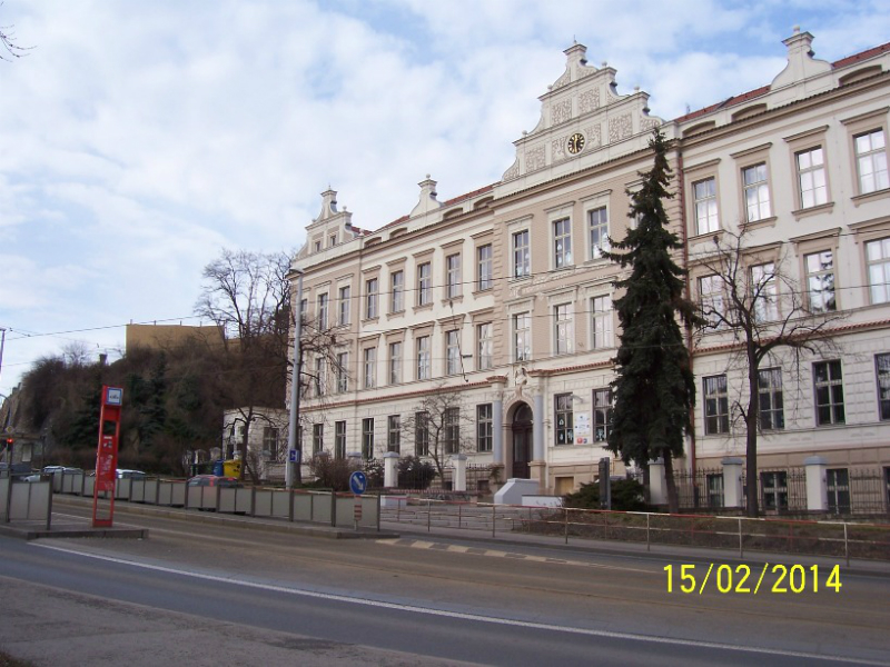 Krásná novorenezační budova školy bude mít velmi arogantního souseda. (autor: Drahomír Bárta)