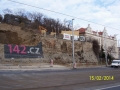 Stavební stroje začaly likvidovat zelenou stráň. Pražské kopce jsou pozoruhodné přírodní útvary, měli bychom si je chránit a nedovolit jejich ničení. (autor: Drahomír Bárta, 15. 2. 2014)