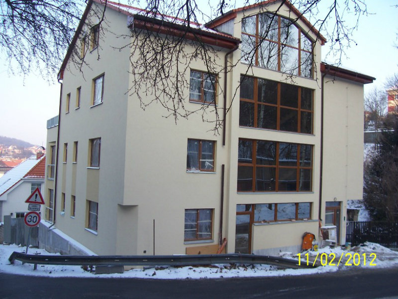 Rezidence Na Popelce těsně před dokončením. Odpoledne je už v hlubokém stínu (autor: Drahomír Bárta 11. 2. 2012)