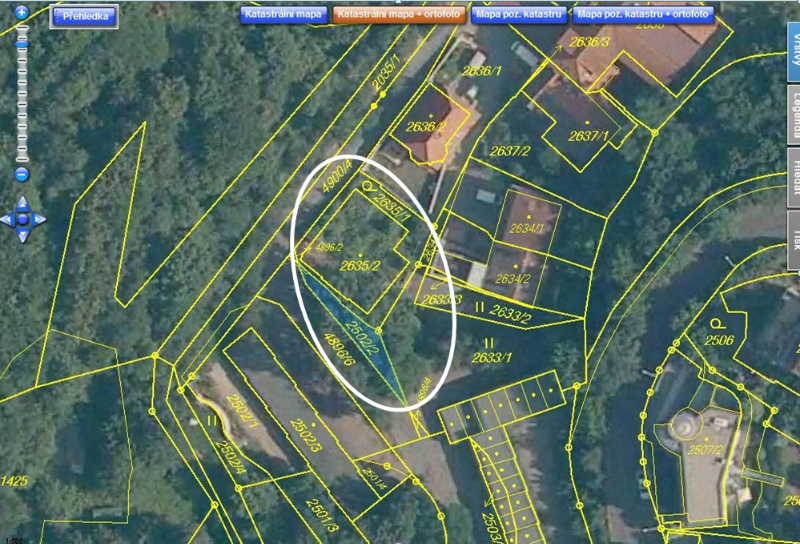 Mapka z Katastru nemovitostí ukazuje stísněné poměry na stavební parcele.